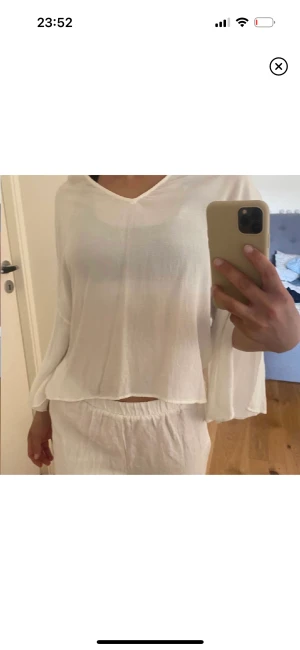 Blus - Söt blus i linne med silverdetaljer på ärmarna 💙 fint skick knappt använd! Strl m men passar även mig som brukar ha xs/s