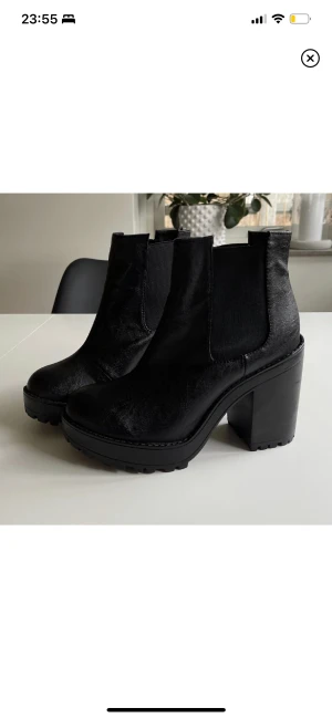Högklackade boots 39 - Höga boots i strl 39. Använda men i bra skick. Från H&M divided.