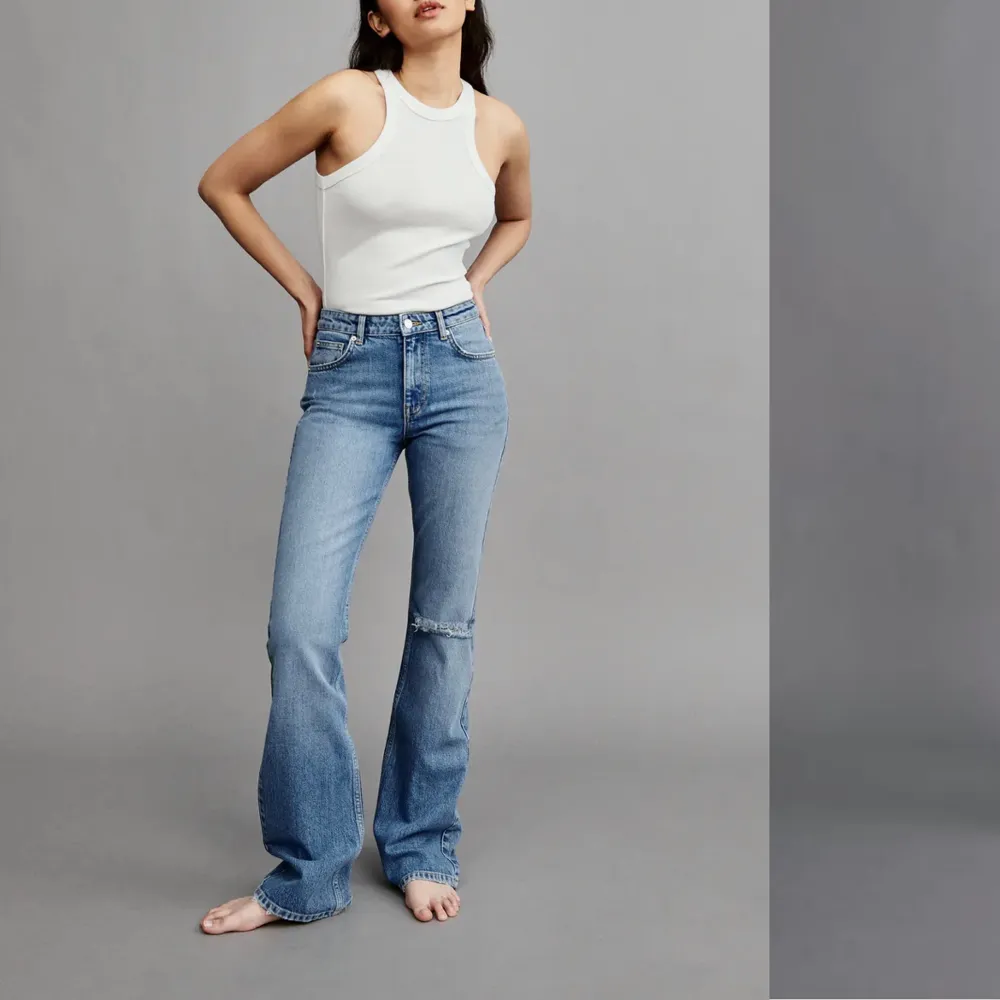 Säljer full lenght Gina jeans som ofta är slutsålda i storlek 34. De passar dem som har 32-36 beroende på hur man vill att de ska sitta. Säljer pågrund av att jag har ett par liknande. Skriv för fler bilder❤️. Jeans & Byxor.