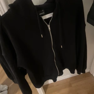 Zip hoodie - En svart zip hoodie från gina tricot!!!