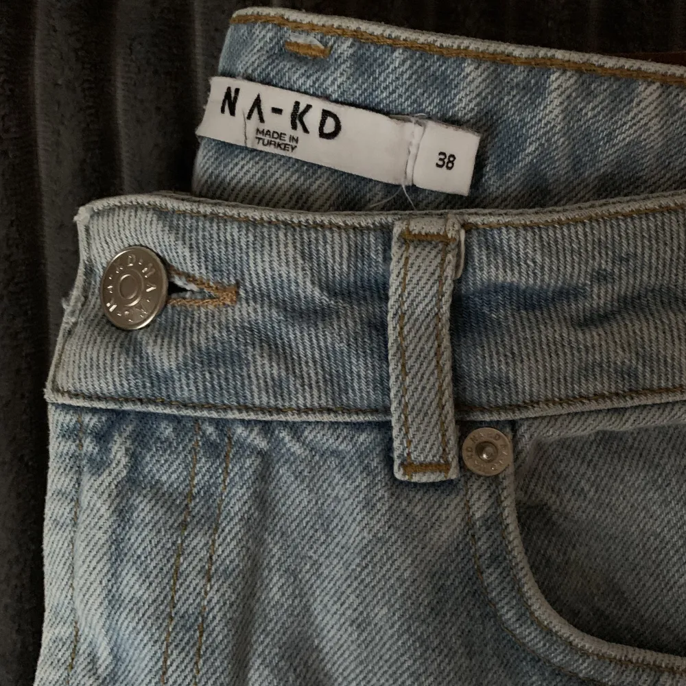 Jeans från NA-KD i ljus tvätt💙 Använda fåtal gånger. Jeans & Byxor.