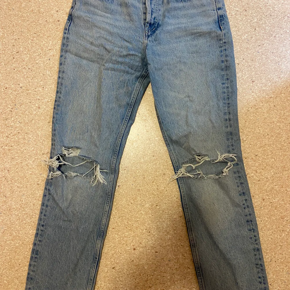 Helt felfria jeans från Zara i storlek 36. Jag är 168. Säljer för att jag inte fått användning för dom. . Jeans & Byxor.