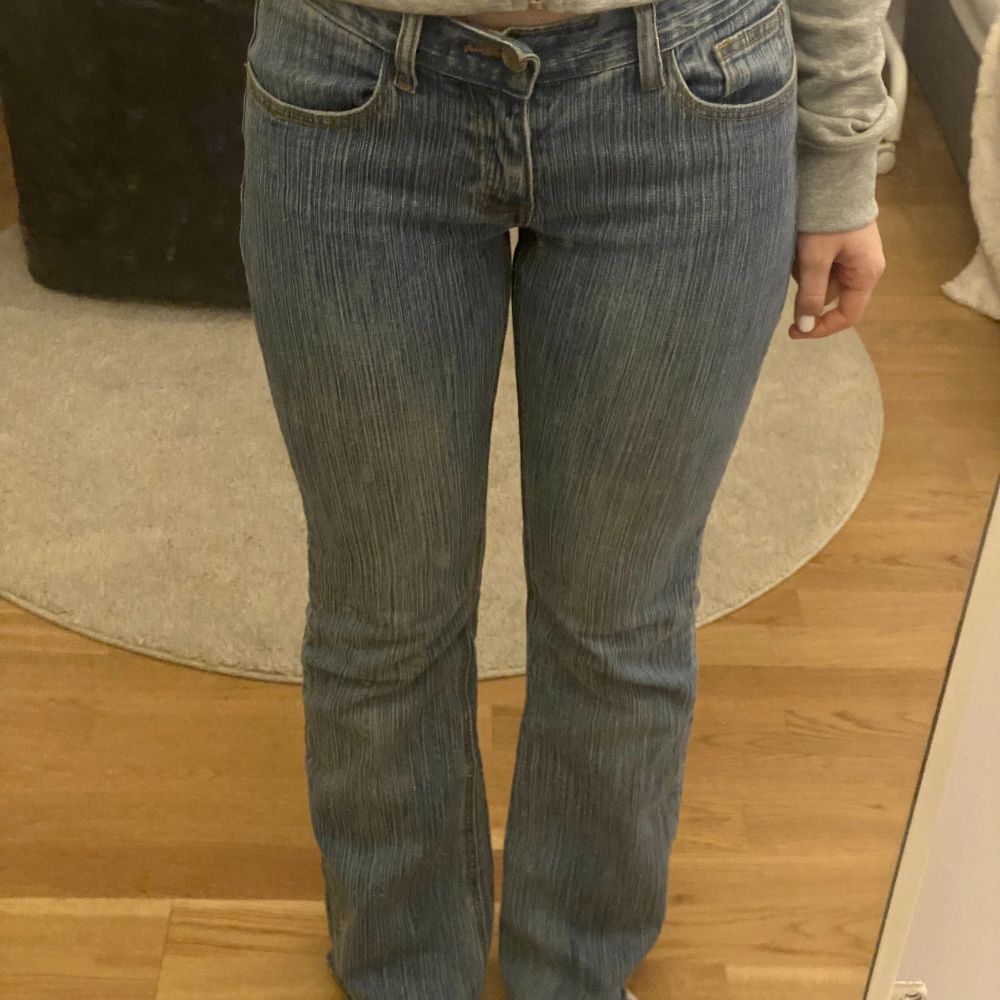 Säljer dessa lågmidjade jeans från brandy Melville i storlek XS/S. Har klippt dom lite där nere då de var för långa på mig som är 160 💓Pris kan diskuteras eftersom jag gärna vill få de sålda så snart som möjligt 💓 Nypris 400 . Jeans & Byxor.
