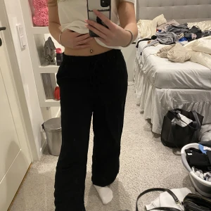 Linnebyxor  - Svarta linnebyxor från hm köpta förra året, endast använda fåtal gånger då jag tycker att de är för vida. Sitter bra på mig som är 168 men skulle säga att man kan ha dem mellan 165-170 kanske? Ingen aning om nypris men säljer för 150! 