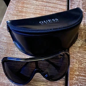 GUESS Solglasögon  - Säljer ett par solglasögon från GUESS i fint skick! 