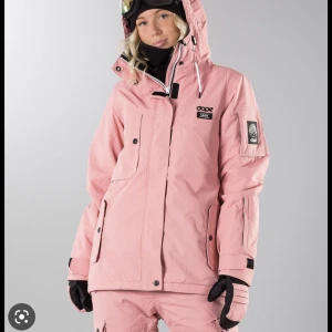 Superfin skidjacka från Dope💗 - Säljer denna riktigt snygga skidjacka ifrån Dope💗det är en äldre modell och är använd väl, men är fortfarande i väldigt fint skick! Nypris: 2099kr