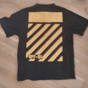 Moncler Off white  - I mycket fint skick, storlek L.  Fler bilder skickas vid intresse 