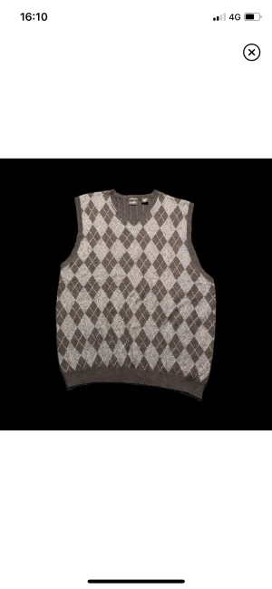 Vintage stickad väst - 100% bomull • Blå, stickad väst i argyle mönster, vintage. • Som ny • Storlek XL 42, passar även L 40 • Längd: 69 Armhålor: 55 (cm) • Köp mer-betala mindre, kom gärna med prisförslag! FRI FRAKT! 🌟🌱