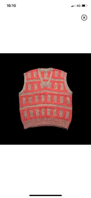 Vintage stickad väst - Ull-Akryl-mix • Röd, rutig, stickad väst, vintage. • Som ny • Uppskattar L/XL men passar även M. • Längd: 66 Armhålor: 56 (cm) • Köp mer-betala mindre, kom gärna med prisförslag! FRI FRAKT! 🌱⭐️
