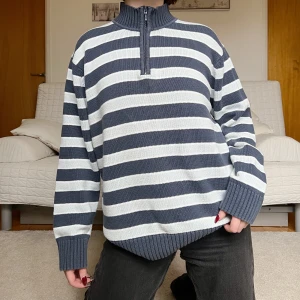 Randig tröja - Säljer denna zipup i storlek L❤️Några väldigt små fläckar på som knappt syns✨