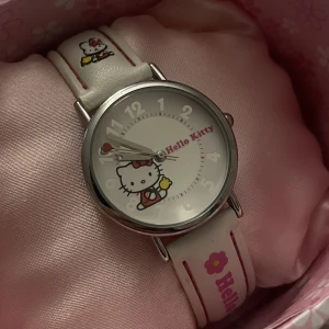 Två hellokittyklockor! - Två hellokitty klockor! En i vit & rosa och en i röd. Säljer på grund av att jag inte får användning av de💗99kr/styck i första hand men pris är diskuterbart.