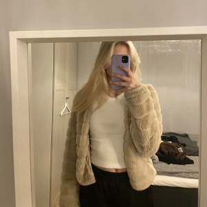 Pälsjacka - En väldigt fin fake pälsjacka från Ginatricot i storleken S använd 1 gång och eftersom den inte kommer till användning säljer jag den nu😊🌸 Jackan är därmed i ett väldigt bra skick och passar perfekt nu till våren/sommaren☀️🌼 Jag är 164 cm.