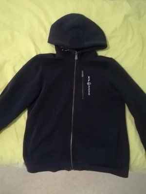Sail racing  - Hej jag har tänkt o sälja min sail racing hodie/tröja efter som jag har vuxit ur den. Den är i bra skick använt bara några gånger. Jag har köpt den för två tusen o tänkte sälja för 700 efter som den e ny. Den är 170 passar både small o medium. 