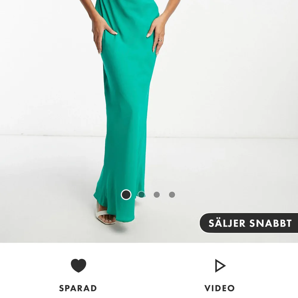 Säljer denna gröna bandeau klänning med knytning i ryggen. Oanvänd med prislapp kvar. Perfekt för både bal och finare event. . Klänningar.