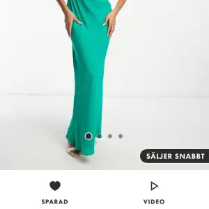 Säljer denna gröna bandeau klänning med knytning i ryggen. Oanvänd med prislapp kvar. Perfekt för både bal och finare event. 
