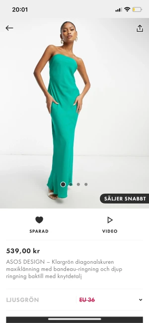 Bandeau klänning  - Säljer denna gröna bandeau klänning med knytning i ryggen. Oanvänd med prislapp kvar. Perfekt för både bal och finare event. 