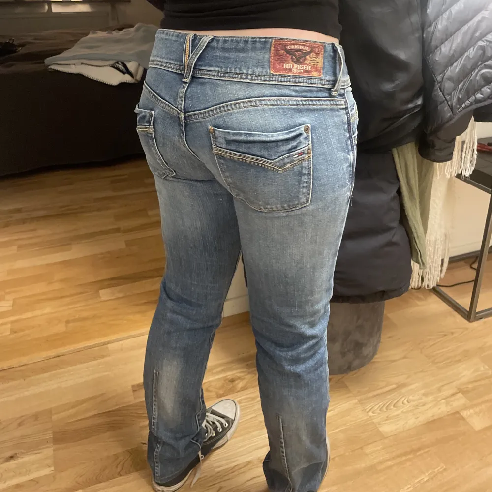 Säljer dessa vintage Lågmidjade jeans från Tommy hilfiger! Skriv om ni har fler frågor! Köparen står för frakten men kan även mötas upp i Stockholm💓. Jeans & Byxor.