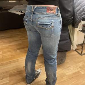 Säljer dessa vintage Lågmidjade jeans från Tommy hilfiger! Skriv om ni har fler frågor! Köparen står för frakten men kan även mötas upp i Stockholm💓