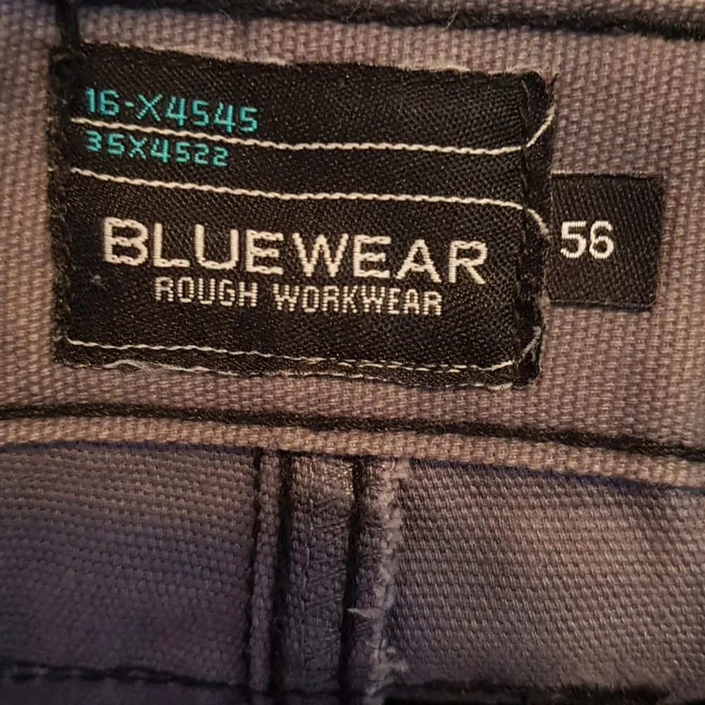 Inarbetad arbetsbyxa från Bluewear. Hela och tvättade men med färgstänk.. Jeans & Byxor.