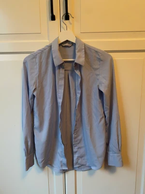Skjorta/blus  - Blus , material i siden imitation 