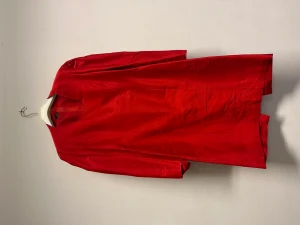 Satin röd festklänning - Den här klänningen är i gott skick.