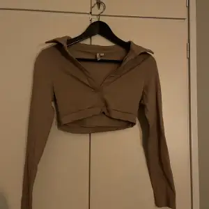 Fin tröja från Nelly.com! Använd 1 gång och därmed i iprincip nyskick!  Hämtas i Uppsala eller skickas mot fraktkostnad❣️