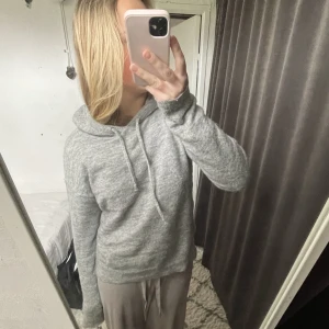 Stickad hoodie - En jättefin och mysig stickad hoodie som jag köpte secondhand men den är från Gina, jättebra skick!