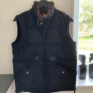 Parajumper kobuk väst - Bra skick men drag kedjan på ena sidan gick sönder och där med lagad hos en skräddare. Pris kan diskuteras vid snabb och smidig affär 