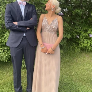 Balklänning  - Säljer nu min fina balklänning då den inte kommer komma till användning mer!  Kom privat för fler frågor eller bilder💗