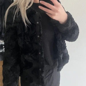 Tunn pälsjacka - Storlek xs men passar S bra
