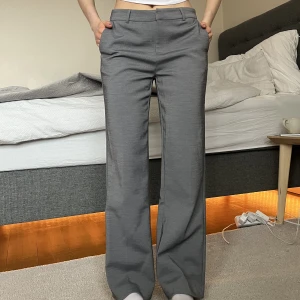 Ginatricot kostymbyxa - Så fina kostymbyxor i super skick💖! Storlek 36 men skulle säga att de även passar 34 om man vill ha mer straight och low rise 🥰 400+frakt 💓 skriv vid intresse eller frågor