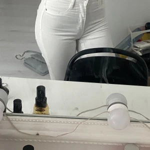 Vita skinnny jeans - Aldrig använt dessa jeans förutom en gång. Dom ser helt nya ut och fräscha. Skriv till mig om du vill ha fler bilder på byxorna 