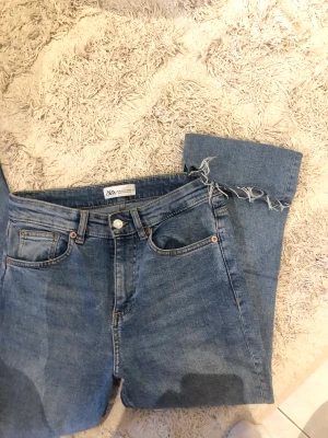 Jeans från Zara - Superfina jeans från Zara. Säljes pga blivit för små. Sitter jättefint på, slutar vid ankeln och är lite fransiga vid benslutet.  Storlek 36. Kan skicka bild på hur de ser ut på vid intresse💓