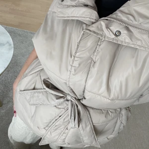 Beige väst - En jättefin beige väst som passar perfekt nu till våren, aldrig använd. Går bra att använda ”köp nu” funktionen🫶🏻