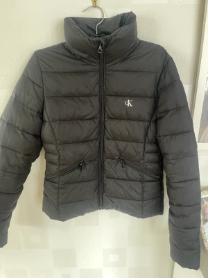 Calvin Klein jacka - Hej säljer nu min Calvin Klein jacka i ett tunnare ”vinter” material 