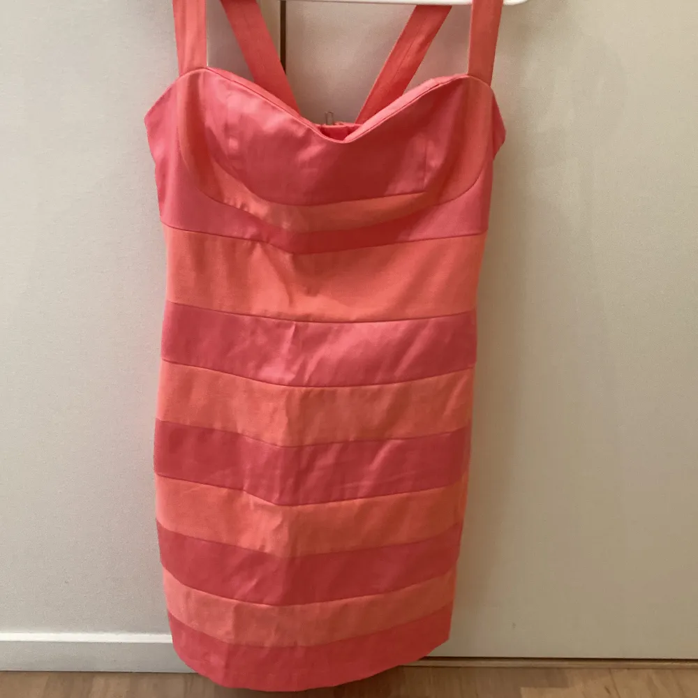 En rosa/ aprikosfärgad klänning  Stl 36. Klänningar.