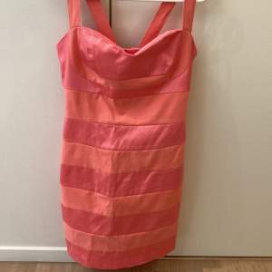 En rosa/ aprikosfärgad klänning  Stl 36