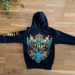 In flames  - In flames zip up hoodie med coolt tryck, bra skick knappt använd