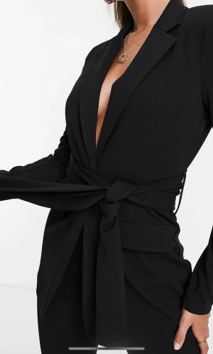 Kavaj med knytbart bälte - Glömde lämna tillbaka i tid, helt ny och oöppnad. Kavaj som är i stl. M men kan ha som S ä. Väldigt stretchig.