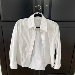 En fin vit skjorta från hm i storlek S. 