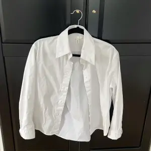En fin vit skjorta från hm i storlek S. 