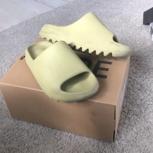 Adidas yeezy slides - Säljer mina knappt andvända yeezy slides. Jag andvände dom bara förra sommaren annars e dom inte andvända ett dugg. Köpte dom för 2399 från merch sweden