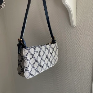 Snygg liten Handväska - Märket har jag ingen aning om köpte av en tjej på Plick för ca 1 år sen och den jag aldrig används 