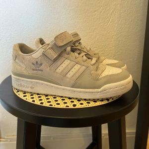 Adidas Originals Forum Sneakers  - Snygga gråa Adidas Originals Forum Sneakers. Använt fåtal gånger. Snygga nu till våren och sommaren. Inköpta våren 2022.