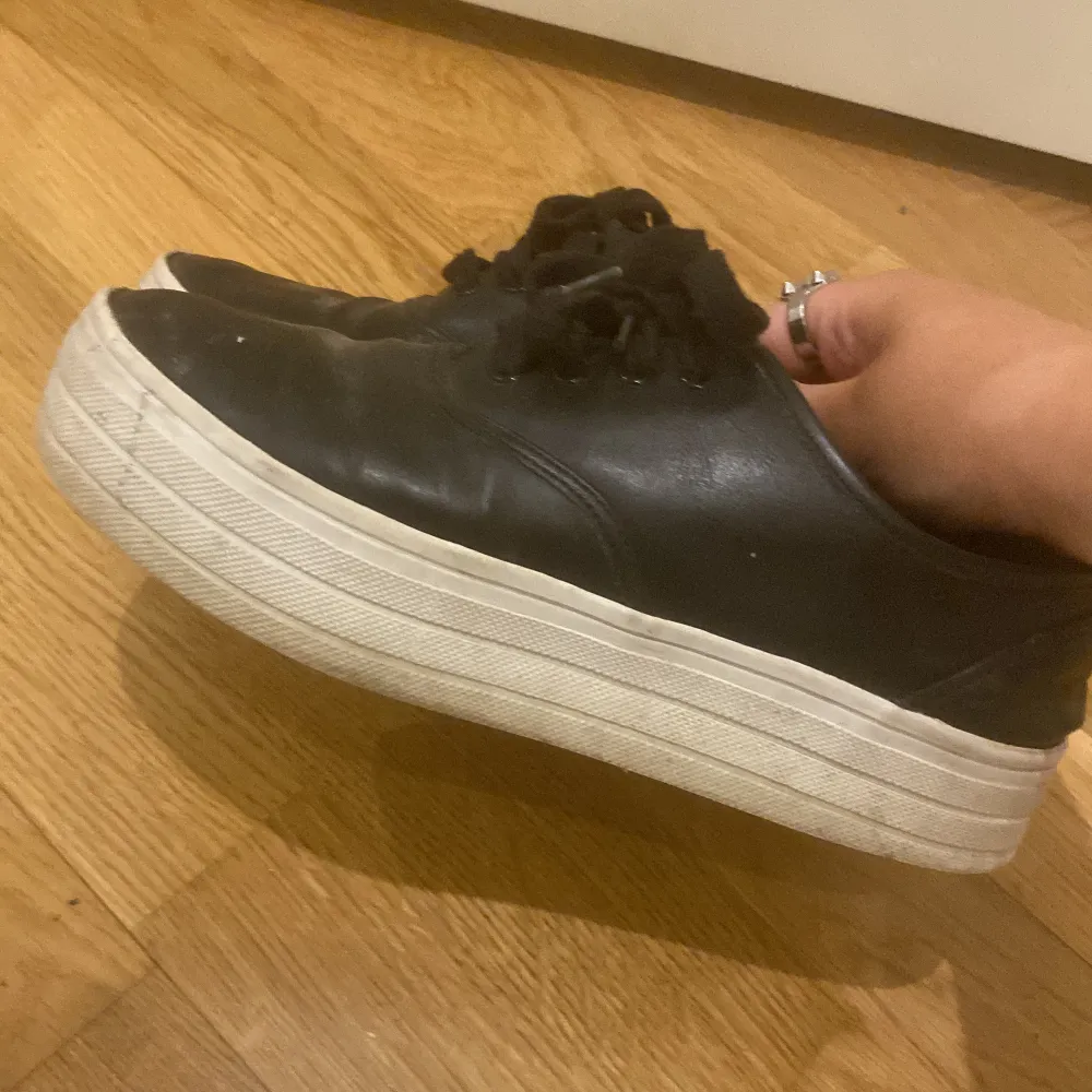 Säljer dessa skor från h&m som är köpta 2017! . Skor.