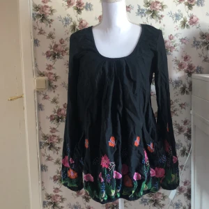 Blommig klänning - En blommig klänning med fickor på båda sidor av höfterna 💐🦋📨