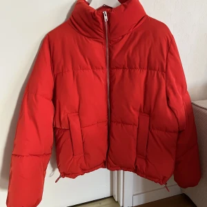 Pufferjacka  - Skön och varm vinterjacka med fickor, dragkedja samt snöre för att justera storlek.   Går att tvätta i maskin. 