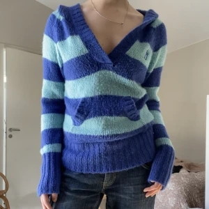 STICKAD TRÖJA MED HUVA  - vintage only, storlek L men funkar även för mindre storlekar (jag är S)  (Finns ett litet hål på tröjan som jag kommer skicka bild på om intresserad men inget stort)  Högre pris för den är unik och nästintill oanvänd av mig. Först till kvarn