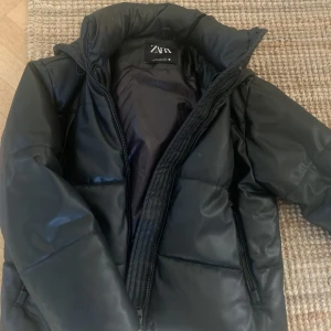 Svart Zara Jacka - Säljer min fina jacka som inte kommer till användning längre. Den är i bra skick! Kom privat vid frågor 💗
