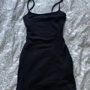Super snygg svart klänning från H&M men har tyvärr blivit lite för liten för mig. Står xs i den men skulle säga att det passar för  en s också. Love den!